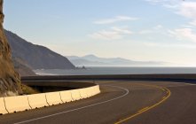 Estrada costeira com montanhas e paisagens marinhas em Oregon, EUA — Fotografia de Stock