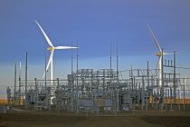 Turbinas eólicas y estación de energía en el campo - foto de stock