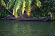 Boat on river in tropical Alleppey, Kerala, India — Stock Photo