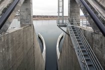 Estructura de compuerta de presa cerrada sobre el agua del río Columbia, Washington, EE.UU. - foto de stock