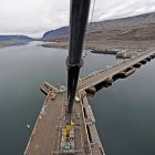 Construction crane on dam over Columbia River, high angle view, Washington, USA — Stock Photo