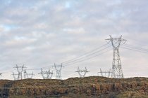 Pylons de energia e linhas em montanhas rochosas — Fotografia de Stock