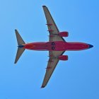 Low angle view of jet airplane flying in Seattle, Washington, USA — Stock Photo