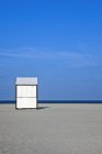Shed on deserted beach in Miami, Florida, USA — Stock Photo