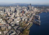 Bürogebäude und Hafen mit Schiffen in der Bucht von Seattle, Washington, USA — Stockfoto
