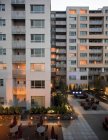 Apartamento edificio patio al atardecer, Bellevue, Washington, Estados Unidos - foto de stock