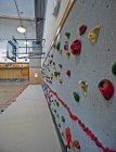 Close-up de parede de escalada no ginásio da escola primária — Fotografia de Stock