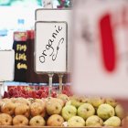 Sign advertising organic produce in store — Stock Photo