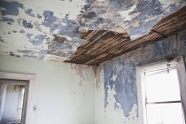 Murs et plafond dilatés dans un bâtiment abandonné, Washington, USA — Photo de stock