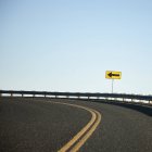 Поворот дороги влево в сельской местности Вашингтона, США — стоковое фото