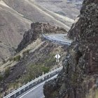 Estrada de montanha sinuosa em rochas estéreis, Washington, EUA — Fotografia de Stock