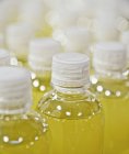 Nahaufnahme von gelbem Saft in Plastikflaschen in Produktionsanlage — Stockfoto