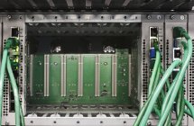 Gros plan des faisceaux de cordons informatiques dans le serveur du centre de données — Photo de stock