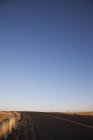 Двухполосная автодорога в сельской местности — стоковое фото