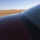 Pára-brisas traseiro do carro vermelho ao ar livre — Fotografia de Stock