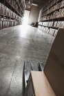 Scatole di cartone su carrello elevatore in magazzino — Foto stock