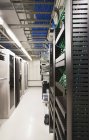 Компьютерные серверы в серверной комнате — стоковое фото