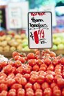 Rote reife roma tomaten zum verkauf im geschäft in newcastle, washington, USA — Stockfoto