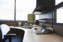 Место работы офиса с компьютером и канцелярскими принадлежностями — стоковое фото