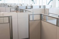 Пустые офисные кабины в современном здании — стоковое фото