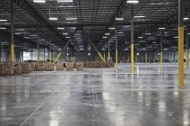 Scatole di cartone a distanza in magazzino, Sumner, Washington, USA — Foto stock