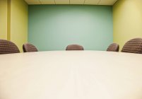 Mesa de sala de conferências e cadeiras com parede verde — Fotografia de Stock