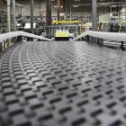 Gros plan de la surface du tapis roulant dans l'usine d'embouteillage — Photo de stock