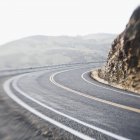 Curva strada a due corsie in montagna, sfocata, Washington, Stati Uniti d'America — Foto stock