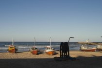 Barche da pesca spiaggiate sulla costa di Punta del Diablo, Uruguay — Foto stock