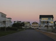 Gehobene Häuser auf der Straße Norfolk Nachbarschaft, virginia, USA — Stockfoto