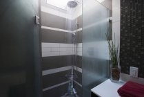 Вода ввімкнена в інтер'єрі душової кімнати — стокове фото