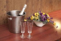 Close-up of bucket with champagne and two glasses on hotel table in Tartu, Estonia — Stock Photo