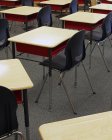 Schreibtische und Stühle im leeren Klassenzimmer — Stockfoto