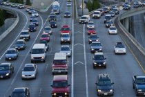 Автомобили на автостраде в Сиэтле, Вашингтон, США — стоковое фото