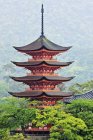 Pagoda in alberi verdi all'isola di Honshu, Giappone, Asia — Foto stock