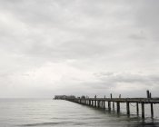 Píer de pesca com nuvens de reflexão de água em Bradenton, Flórida, EUA — Fotografia de Stock