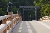 Pont à l'entrée du sanctuaire à Ise, Mie, Japon — Photo de stock