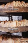 Pão pita fresco assado em prateleiras de madeira — Fotografia de Stock