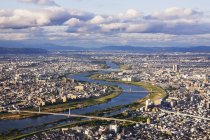 Vista aérea da paisagem urbana japonesa e do rio, Osaka, Japão — Fotografia de Stock