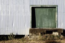 Гофрированная дверь склада и фасадная стена — стоковое фото