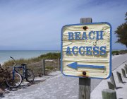 Sign showing way to beach of Bradenton, Florida, USA — Stock Photo