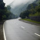 Strada umida nel bosco di montagna nebbioso, provincia di Ifugao, Filippine — Foto stock