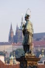 Statue de Jean de Nepomuk devant la cathédrale et le paysage urbain de Prague, République tchèque — Photo de stock