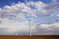 Parco eolico di campagna con turbine rotanti in campo — Foto stock