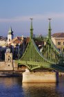 Puente sobre el río Danubio en Budapest, Hungría, Europa - foto de stock