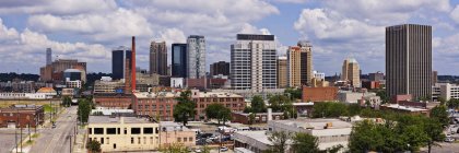 Центр Бирмингема с современными зданиями, Алабама, США — стоковое фото