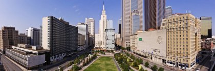Stadtbild mit Wolkenkratzern und Parkbäumen in Dallas, Texas, Vereinigte Staaten — Stockfoto