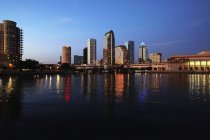 Stadtsilhouette in der Dämmerung mit Reflexion im Wasser, Tampa, Florida, USA — Stockfoto