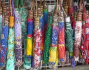 Zusammenklappbare schirme hängen im geschäft in san fernando, la union, philippinen — Stockfoto