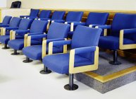 Lugares azuis do júri em filas no edifício do tribunal — Fotografia de Stock
